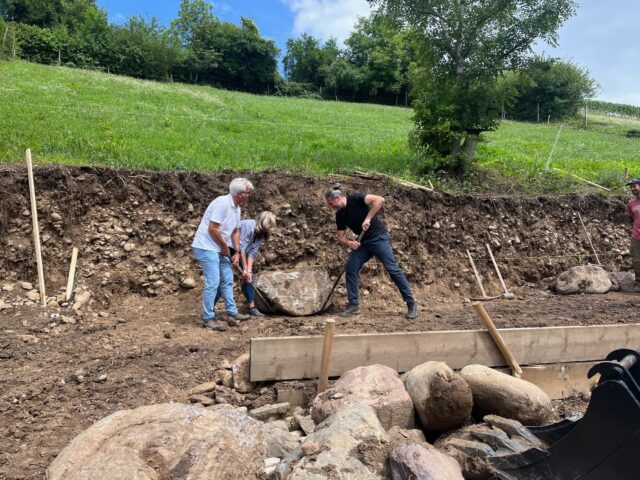 Stein für Stein
Mit vereinten Kräften haben wir am 29. Juli den Grundstein für eine neue Trockensteinmauer im Agrarpark Limmattal gelegt – mitten im ehemaligen Rebhang Girhalden in Oetwil.
Ein grosses Dankeschön an die Stiftung Umwelteinsatz und ihre engagierten Zivildienstleistenden – sowie an alle Förderpartner, die dieses Projekt im Rahmen des Landschaftskorridors Hüttikerberg–Sandbühl möglich machen:
Kanton Zürich · Fonds Landschaft Schweiz · Ernst Göhner Stiftung · ewz · Gemeinde Oetwil · Beni Bühler (Schmittenhof)
#AgrarparkLimmattal #Trockensteinmauer #Zivildienst #Biodiversität #Oetwil #Limmattal
@kantonzuerich @ewz.energie @sus_fae
#regionale2025 #limmattalinsider